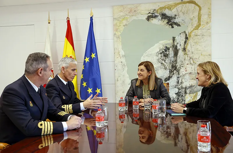 El comandante naval de Santander, Jorge Hernández de Armijo; el almirante jefe del Arsenal Militar del Ferrol, el vicealmitante Vicente Rubio; la presidenta de Cantabria, María José Sáenz de Buruaga, y la consejera de Presidencia, Isabel Urrutia, durante la reunión. FOTO: Lara Revilla