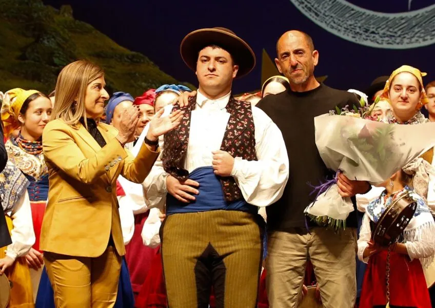 La presidenta de Cantabria en uno de los momentos más emotivos de la gala. ciuando se ha rendido homenaje a cuatro cántabros emblemas del folclore regional. FOTO: Lara Revilla