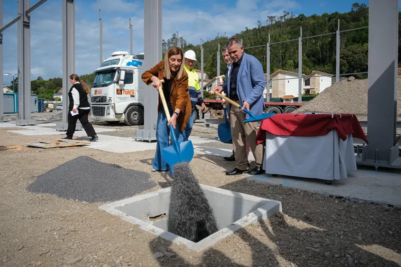 La presidenta, el consejero y el alcalde entierran la cápsula que simboliza la primera piedra del proyecto (FOTO: Raúl Lucio)