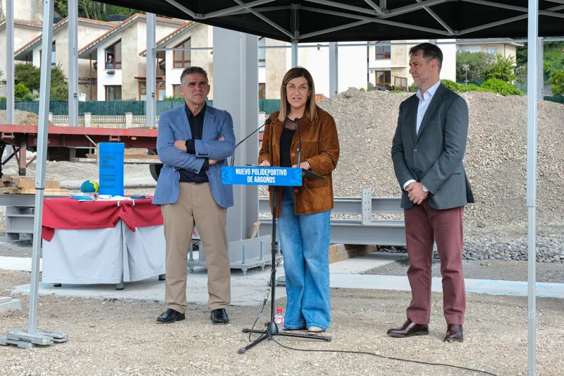 La presidenta ha valorado los efectos de la sentencia del TSJC durante la colocación de la primera piedra del polideportivo de Argoños. FOTO: Raúl Lucio