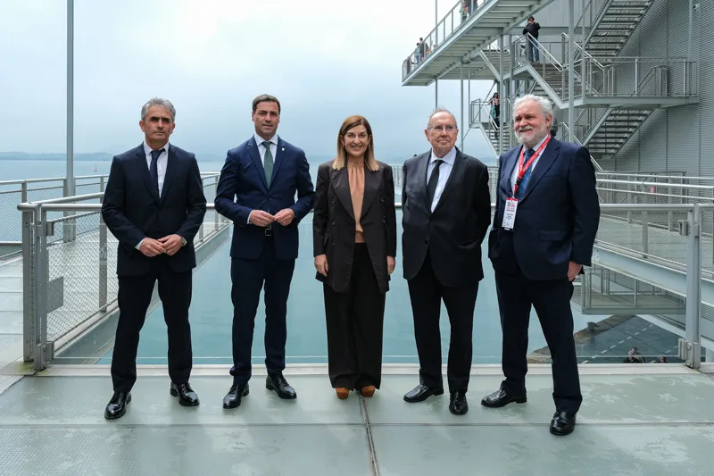De izquierda a derecha, Dasgoas, Pradales, Buruaga, Bonet y Zudaire, en el exterior del Centro Botín (FOTO: Raúl Lucio)