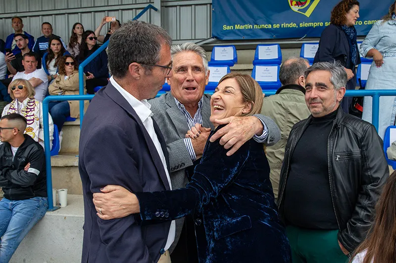 Buruaga junto a Carlos Alonso 'Santillana', Rubén García del Club San Martín de la Arena y el director general de Vivienda, Carlos Montes (Foto: Miguel López)