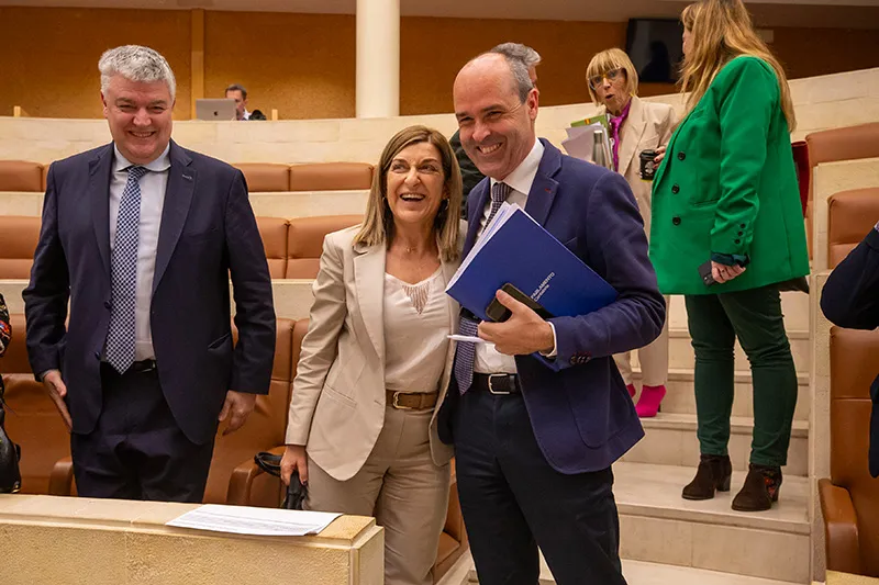 La presidenta de Cantabria, María José Sáenz de Buruaga, tras finalizar el pleno de aprobación de los Presupuestos Generales de Cantabria. (Foto: Miguel López)