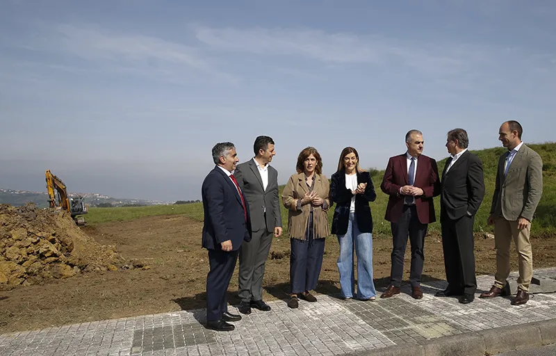 Buruaga asiste al comienzo de la construcción de 30 viviendas públicas para alquiler asequible en Polanco