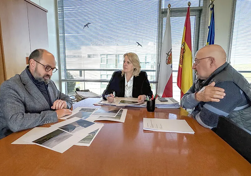 Noticias de Cantabria | El Cántabro | La consejera de Desarrollo Rural analiza con el alcalde de Miengo la mejora de varias infraestructuras agrarias