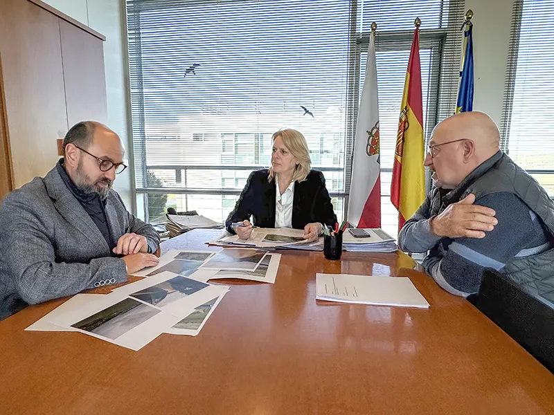 Noticias de Cantabria | El Cántabro | La consejera de Desarrollo Rural analiza con el alcalde de Miengo la mejora de varias infraestructuras agrarias