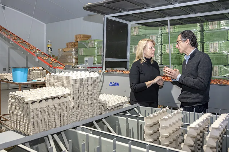 Imagen de archivo de la consejera Susinos y el director general de Ganadería, durante una visita a una explotación avícola de Cantabria (Foto: Enma Portillo)