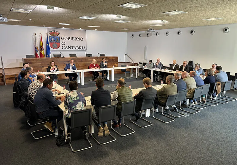 El Gobierno celebra la Mesa Regional Láctea para analizar la situación del sector y anuncia un próximo plan específico