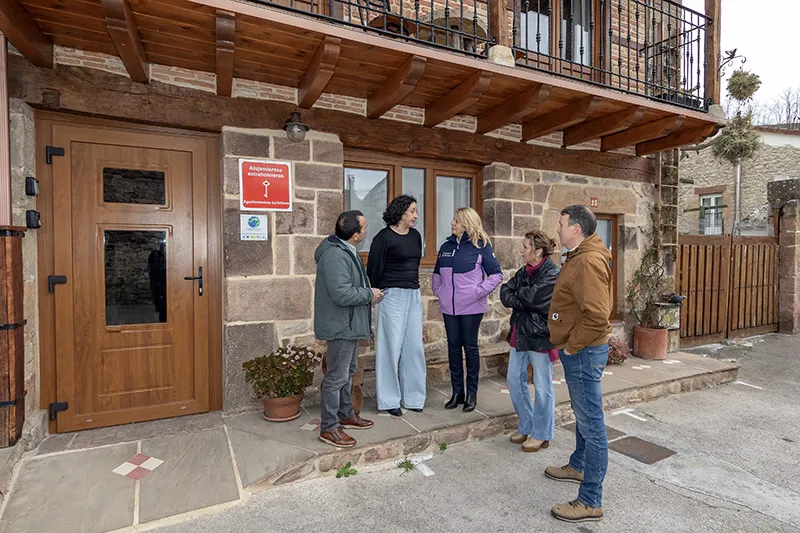 La consejera durante su visita a los apartamentos. (Foto: Jose Cavia).