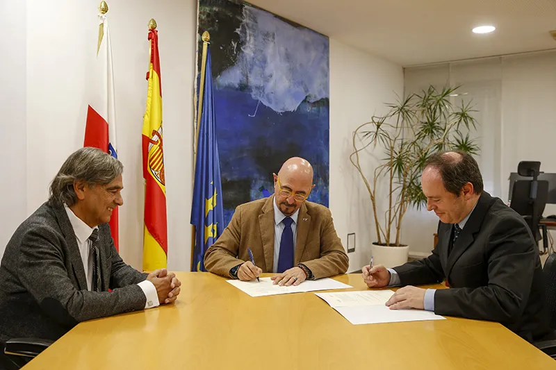 De izquierda a derecha de la imagen, José Francisco Díaz, César Pascual y Nacho Quijano, durante la firma de la addenda al convenio de colaboración (Foto: Lara Revilla)
