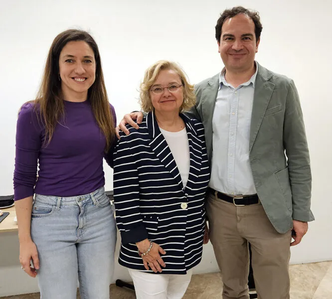 De izquierda a derecha Carmen Secades, de la Escuela Cántabra de Salud, María Isabel Priede, directora general de Humanización, Farmacia y Coordinación Sociosanitaria, y Federico Montero, responsable de las Unidades de Afrontamiento Activo al Dolor de Castilla y León