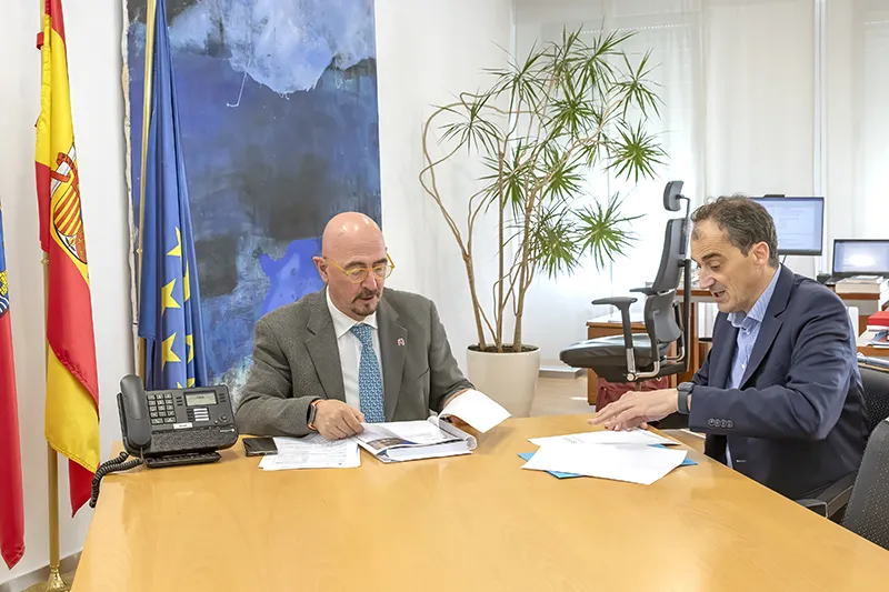 El consejero de Salud, César Pascual y el alcalde de Alfoz de Lloredo, Enrique Bretones. Foto: Emma Portillo