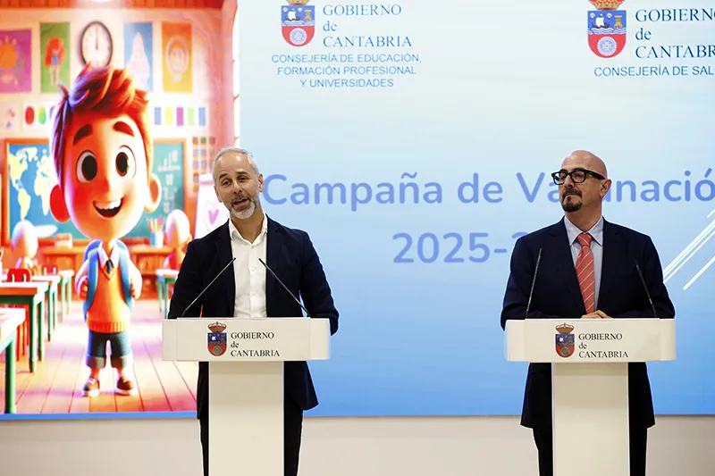 Sergio Silva y César Pascual durante su comparecencia hoy ante los medios de comunicación para hacer balance y presentar las novedades de la campaña de vacunación e inmunización de Cantabria (Foto: Lara Revilla)