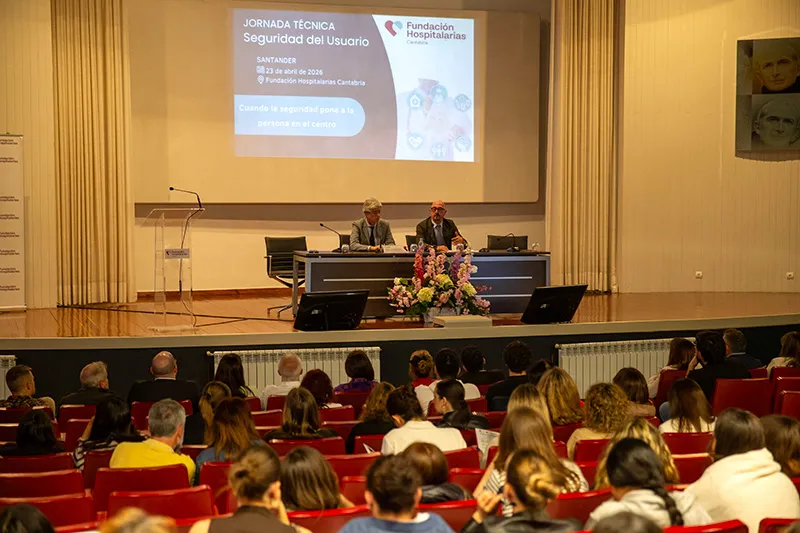 César Pascual, junto a Carlos Pajares (director gerente del centro que la Fundación Hermanas Hospitalarias tiene en Santander), durante la clausura de la jornada técnica sobre seguridad del paciente (Foto: Miguel de la Parra)