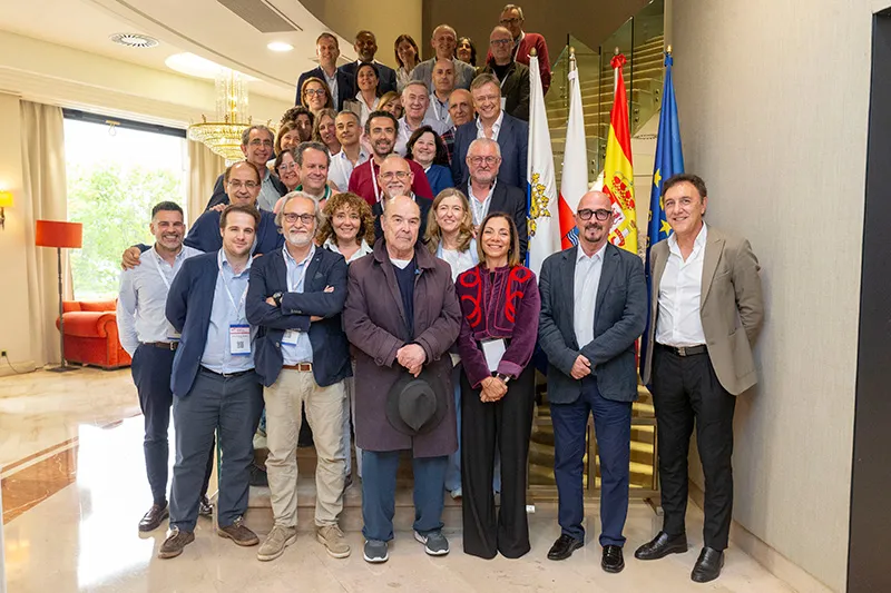 El consejero junto al resto de participantes en la Reunión (Foto: Miguel López)