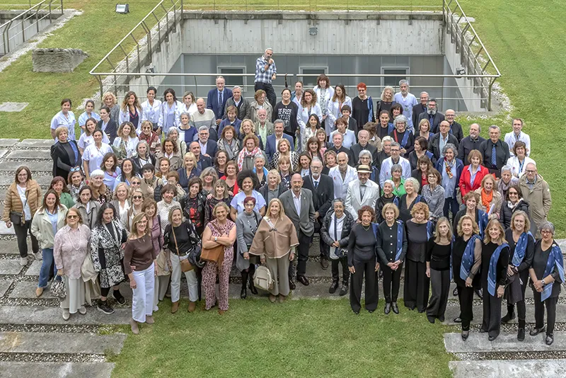 Foto de familia de las autoridades, familiares y compañeros de los 135 profesionales de Valdecilla jubilados en 2025 (Foto: Emma Portillo)
