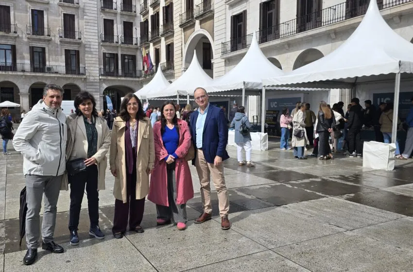  Un millar de personas se acercan a la Plaza Porticada para conocer la oferta académica de la Universidad de Cantabria para el curso 2026-27