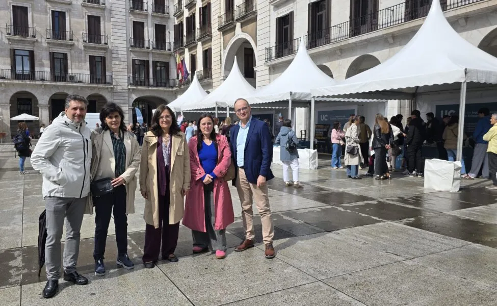 Noticias de Cantabria | El Cántabro | Un millar de personas se acercan a la Plaza Porticada para conocer la oferta académica de la Universidad de Cantabria para el curso 2026-27