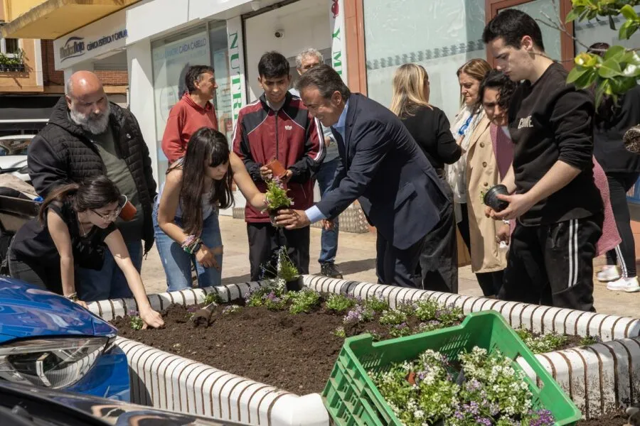 Noticias de Cantabria | El Cántabro | Camargo embellece sus espacios urbanos con 2.200 plantas cultivadas por el alumnado del Centro de Educación Especial Parayas