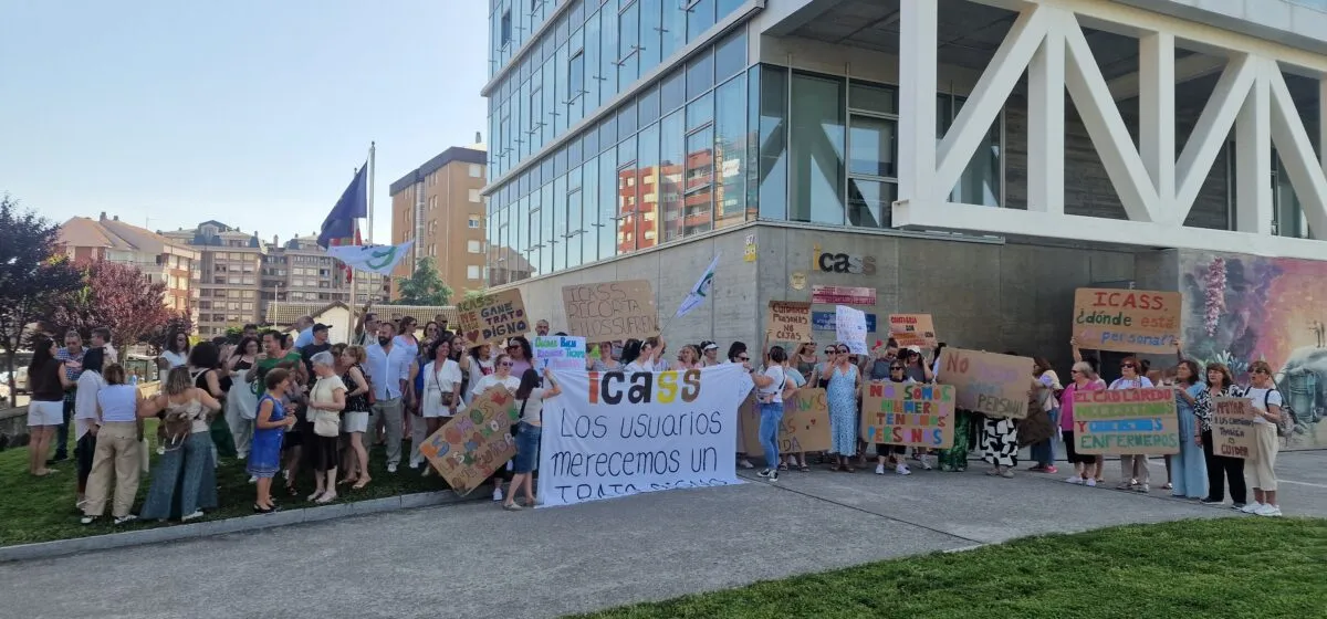 Noticias de Cantabria | El Cántabro | Trabajadores del CAD de Laredo se concentran en Santander para exigir más personal y soluciones “definitivas”