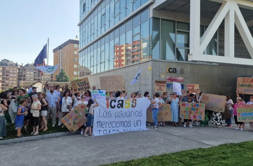 Noticias de Cantabria | El Cántabro | Trabajadores del CAD de Laredo se concentran en Santander para exigir más personal y soluciones “definitivas”
