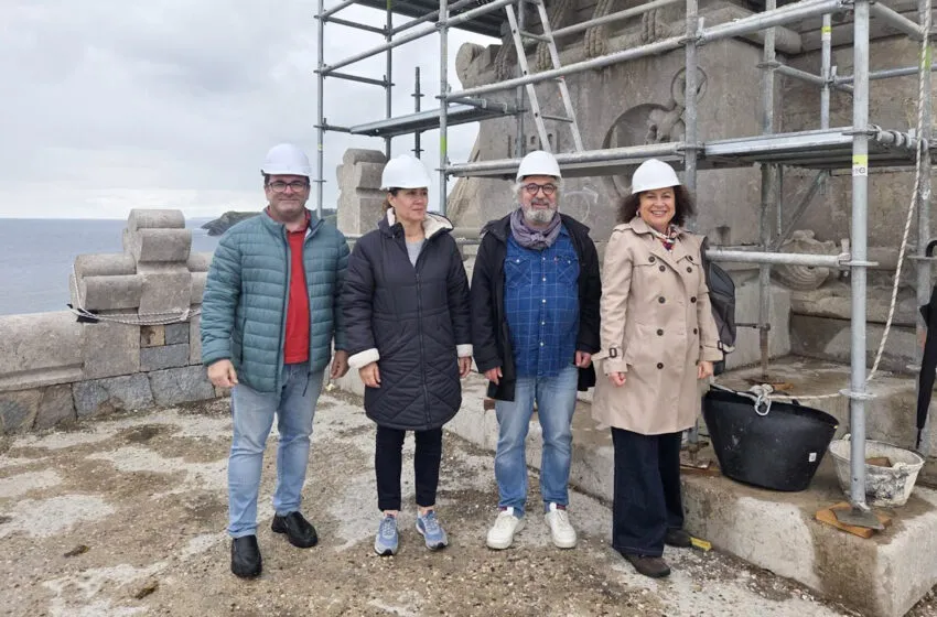 Noticias de Cantabria | El Cántabro | La alcaldesa visita las obras de rehabilitación del monumento al Marqués de Comillas 