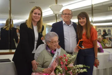  María Muriedas y Eliseo Perales, vecinos de Barcenilla y Vioño de 99 y 96 años, respectivamente, reciben el título de abuela y abuelo de Piélagos 2026