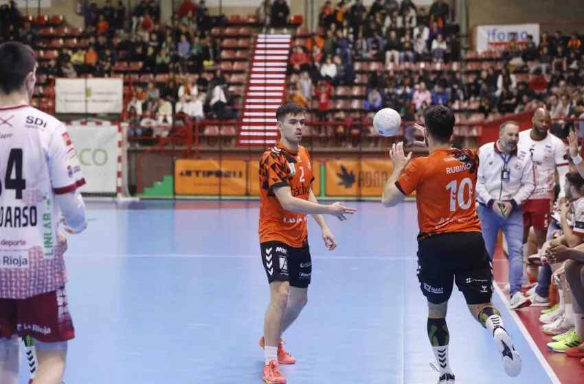  El Bathco BM Torrelavega prolonga la cesión de Fer González en Ibiza tras su gran temporada en Plata