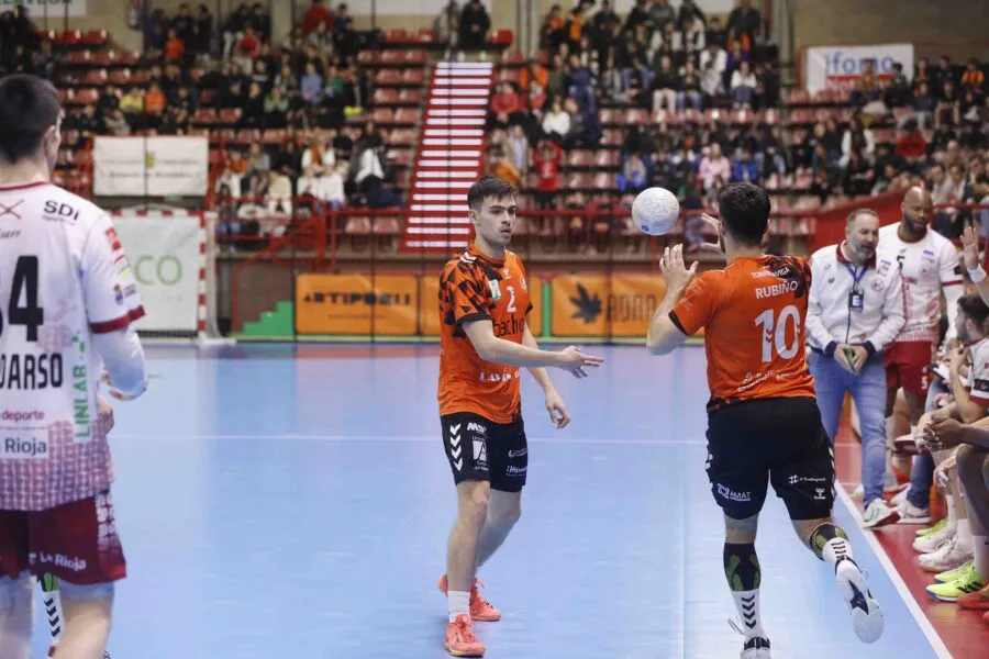 Noticias de Cantabria | El Cántabro | El Bathco BM Torrelavega prolonga la cesión de Fer González en Ibiza tras su gran temporada en Plata
