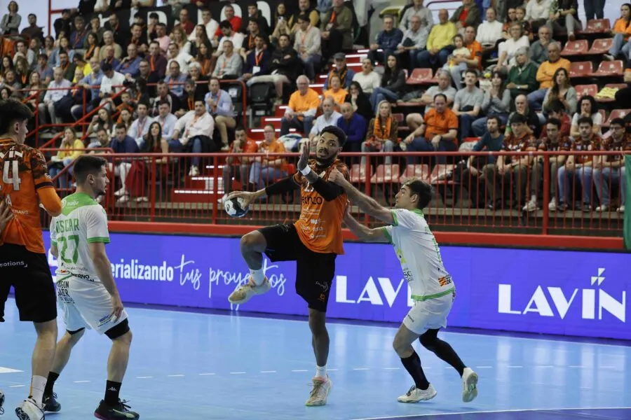 Noticias de Cantabria | El Cántabro | Junior Scott se despide del Bathco BM Torrelavega tras una temporada en el Vicente Trueba