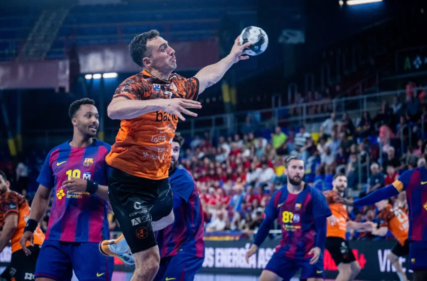  El Bathco BM Torrelavega cae con claridad ante el campeón Barça en el Palau Blaugrana