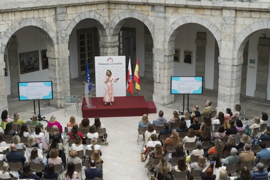 Noticias de Cantabria | El Cántabro | Patri Psicóloga reúne a 200 personas en el arranque del ciclo ‘Mujeres, sin límites, sin barreras’ en el Parlamento