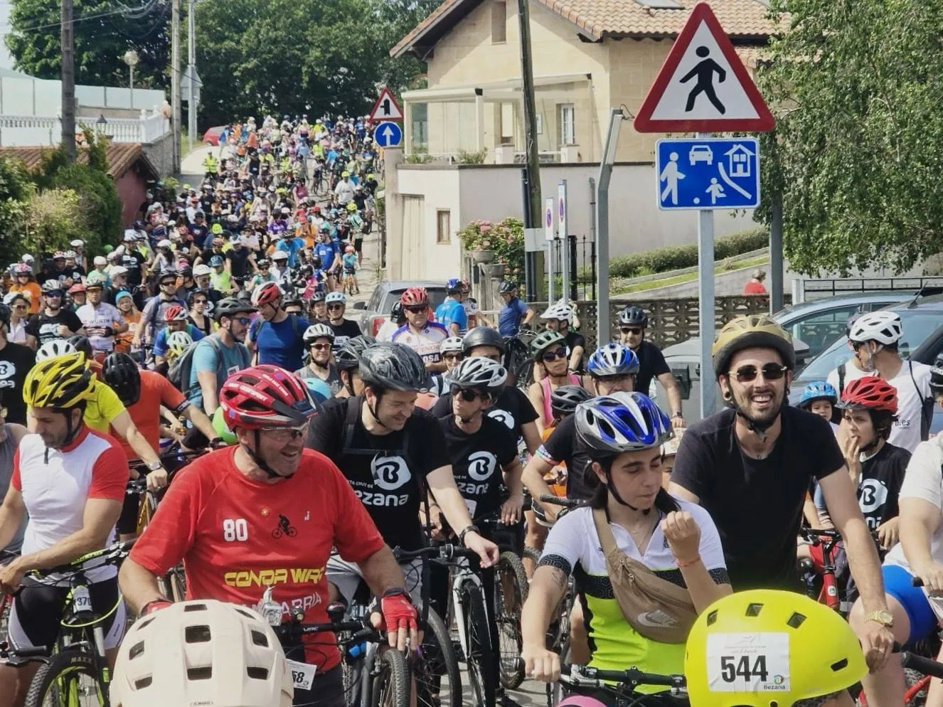 Noticias de Cantabria | El Cántabro | Medio millar de personas se dio cita en el Día de la Bicicleta de Santa Cruz de Bezana 