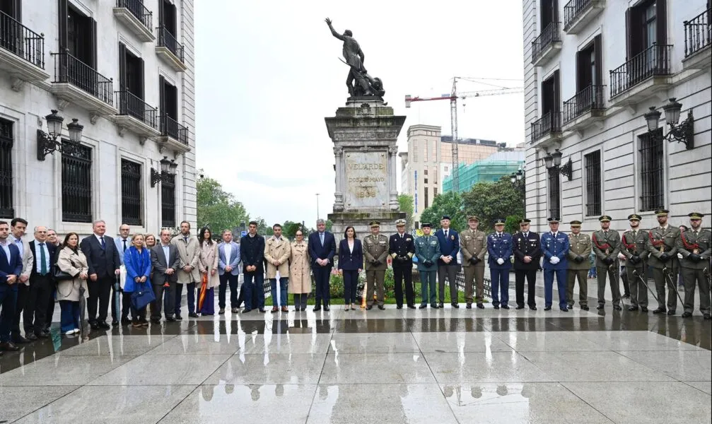 El consejero junto a la alcaldesa de Santander y el resto de autoridades ante la estatua dedicada a Pedro Velarde. FOTO: Ayuntamiento de Santander