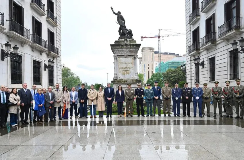 El consejero junto a la alcaldesa de Santander y el resto de autoridades ante la estatua dedicada a Pedro Velarde. FOTO: Ayuntamiento de Santander