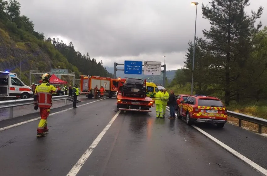  Accidente múltiple en la A-67 en Los Corrales de Buelna: 20 heridos leves y 18 vehículos implicados