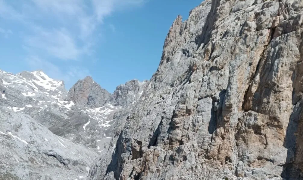 Noticias de Cantabria | El Cántabro | El equipo de helicóptero del Gobierno cántabro rescata a un escalador accidentado en Picos de Europa