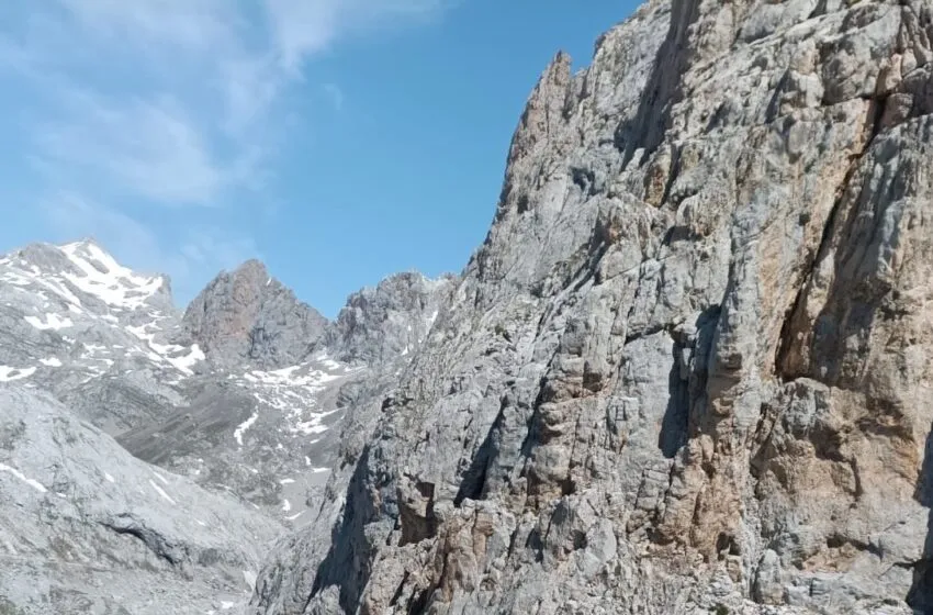 El equipo de helicóptero del Gobierno cántabro rescata a un escalador accidentado en Picos de Europa
