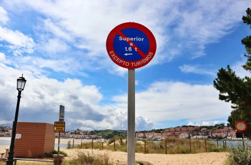  San Vicente de la Barquera limita el estacionamiento de vehículos de más de 1.600 kilos en la playa del Tostadero y en La Barra