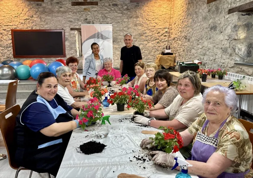 Noticias de Cantabria | El Cántabro | Inclusión Social impulsa en Soba un taller de kokedamas dentro del 'Programa Viernes'