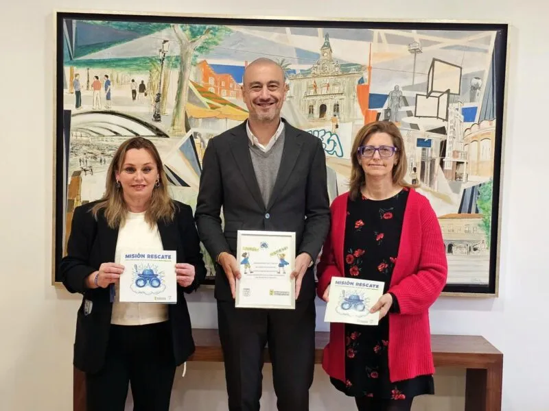 Noticias de Cantabria | El Cántabro | El Ayuntamiento de Torrelavega y la Asociación Tolerancia 0 al Bullying distribuyen en los colegios el manual “Misión rescate” para prevenir el acoso escolar