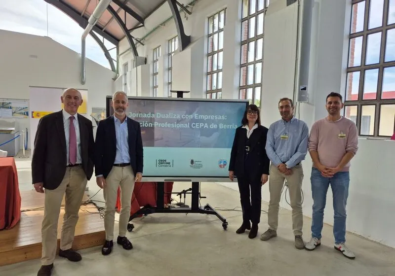 Sergio Silva visita el CEPA Berria y participa en un nuevo encuentro de los Desayunos Dualiza. (Foto: Gobierno de Cantabria)