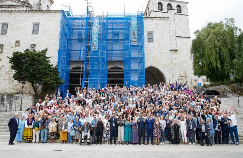 Foto de familia de las autoridades y representantes de la Asociación de Personas Sordas de Santander y Cantabria. FOTO: Lara Revilla