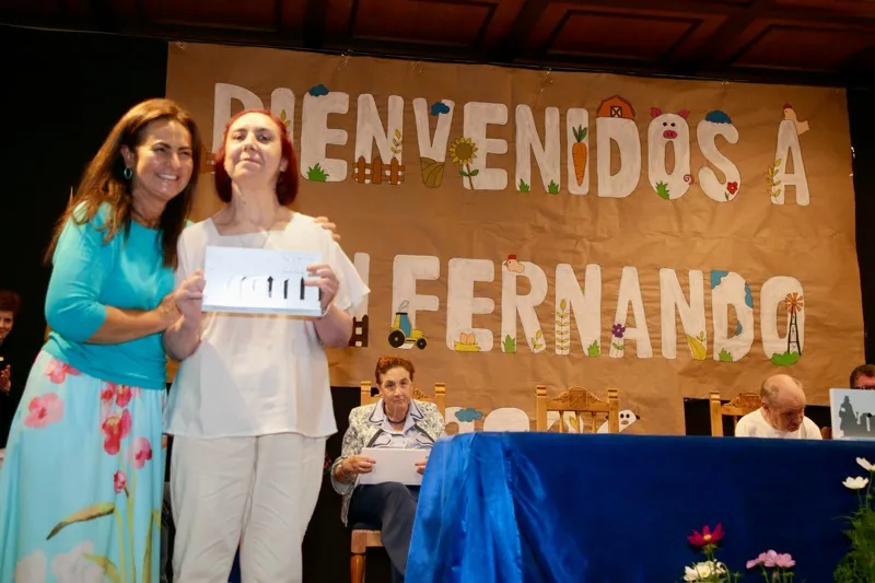 La consejera Begoña Gómez del Río junto a una de las alumnas homenajeadas. (Foto: Nacho Romero)