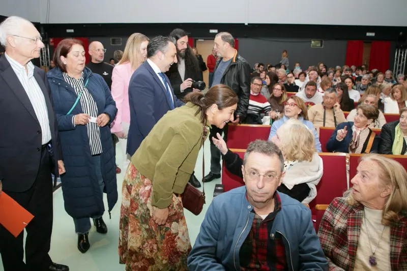 La consejera, a su llegada al Teatro Vimenor, saluda a una de las asistentes en compañía del alcalde (FOTO: Nacho Romero)