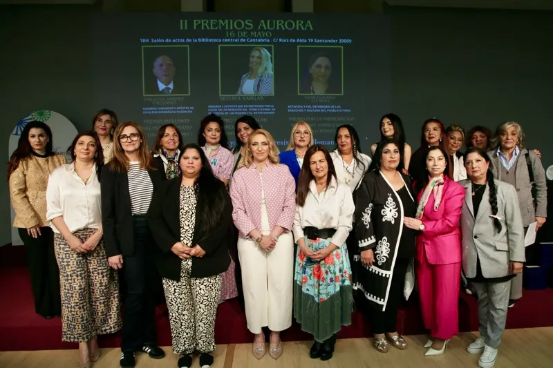 Foto de familia de la consejera con los premiados y representantes de la Asociación de Mujeres Gitanas Progresistas de Cantabria (FOTO: Nacho Romero)