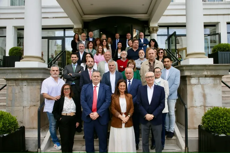 La consejera de Inclusión Social junto a los representantes de las entidades participantes en el programa de Rutas Culturales Senior Cantabria. (Foto: Ignacio Romero)