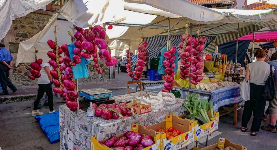 El nuevo espacio ofrece una guía completa y actualizada que recoge los mercadillos disponibles en todo el territorio cántabro (Foto: Oficina de Comunicación)