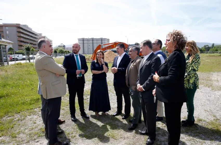 La presidenta durante el inicio de las obras de construcción de las viviendas de Laredo. FOTO: Lara Revilla
