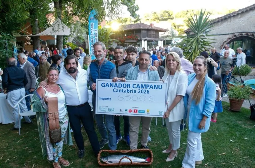 La consejera y el alcalde, junto al gerente del restaurante 'El Puerto', Antonio Núñez, que se ha hecho esta tarde con el 'campanu' de Cantabria 2026 (Foto: Lara Revilla)